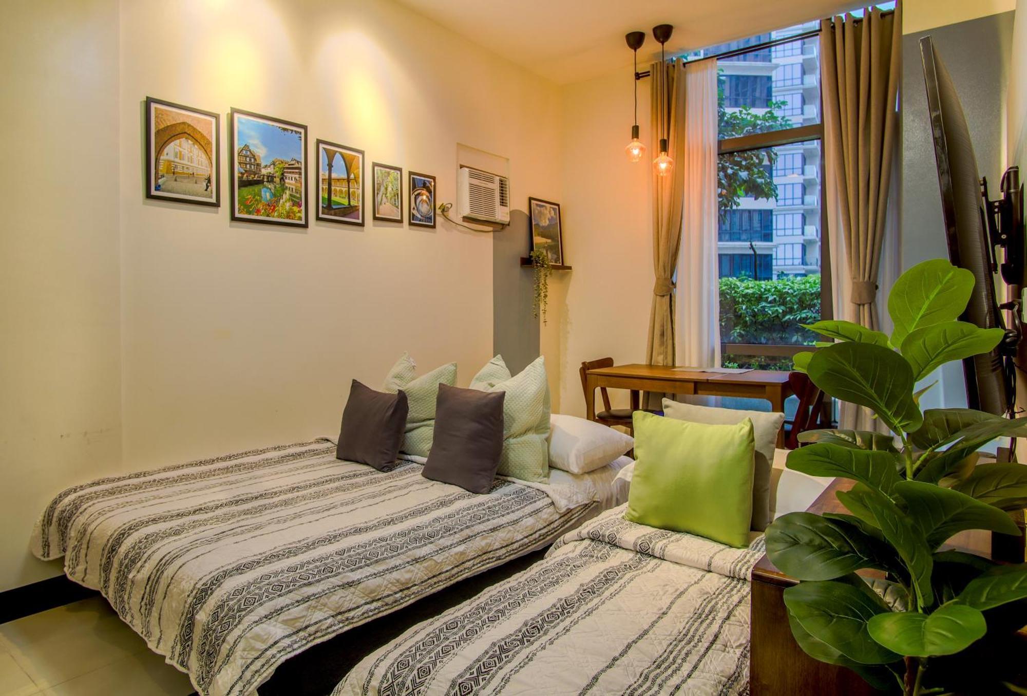 Vintage Mickey In Bgc -200mbps Wifi Apartment Manila
